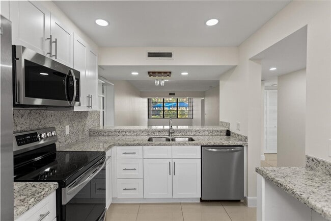 1719 Whitehall Dr, Unit 104 in Davie, FL - Building Photo - Building Photo