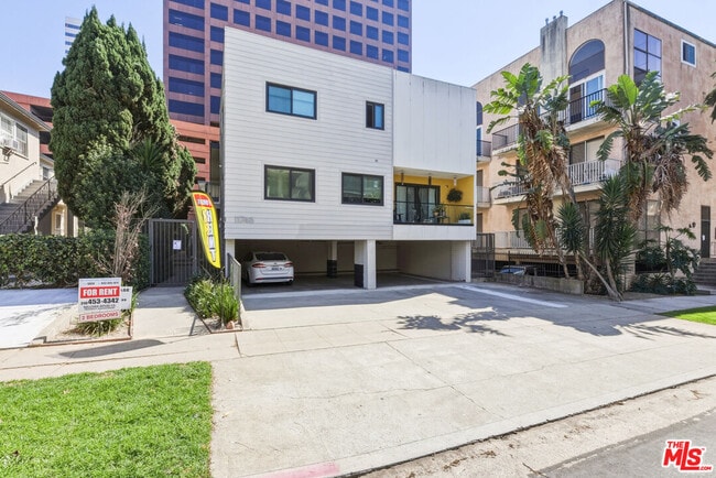 11746 Goshen Ave in Los Angeles, CA - Building Photo - Building Photo