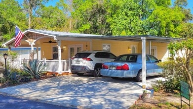 523 Leaf Cir in DeLand, FL - Foto de edificio - Building Photo