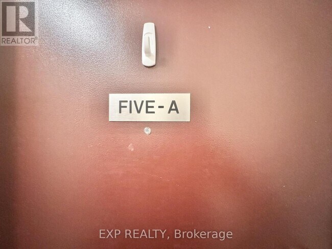 25 Paisley Blvd E in Mississauga, ON - Building Photo - Building Photo