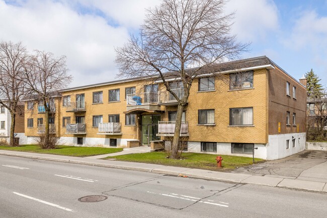 2275 De La Côte-Vertu Boul in Montréal, QC - Building Photo - Building Photo