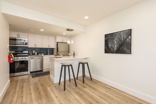 Racquet Club Apartments and Townhomes in Levittown, PA - Foto de edificio - Building Photo