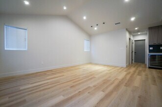 3244 Chapman St in Los Angeles, CA - Foto de edificio - Building Photo