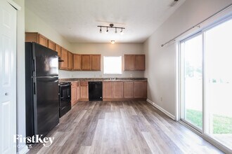 8310 Chesterhill Ln in Indianapolis, IN - Foto de edificio - Building Photo