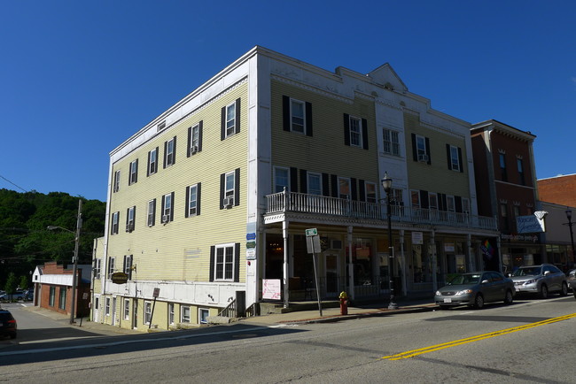 65 Main St in Hudson, MA - Foto de edificio - Building Photo