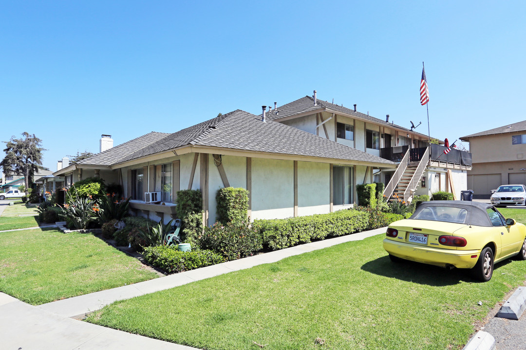 16952 Lilac Ln in Huntington Beach, CA - Foto de edificio