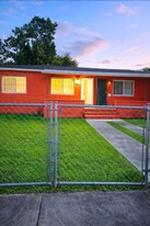 890 NW 106th St in Miami, FL - Building Photo