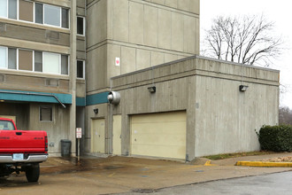 Riverview Tower in New Albany, IN - Foto de edificio - Building Photo