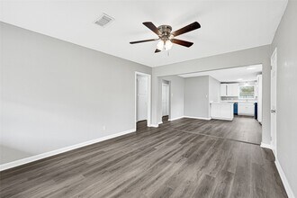 1502 Park Ave in Deer Park, TX - Building Photo - Building Photo