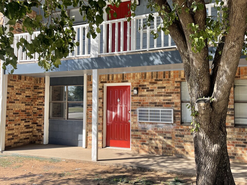 Hollybrook Apartments in Lawton, OK - Building Photo