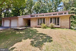 1404 Wolftrap Run Rd in Vienna, VA - Building Photo