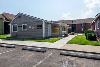 2212 Cove Ave in La Grande, OR - Building Photo - Building Photo