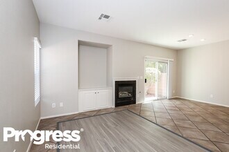 6248 Standing Elm St in North Las Vegas, NV - Foto de edificio - Building Photo
