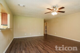 4227 Burkegate Dr in Spring, TX - Foto de edificio - Building Photo