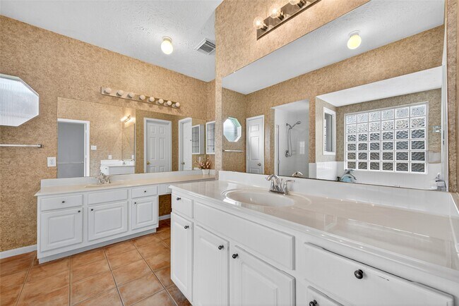 11931 McKinney Falls Ln in Sugar Land, TX - Foto de edificio - Building Photo