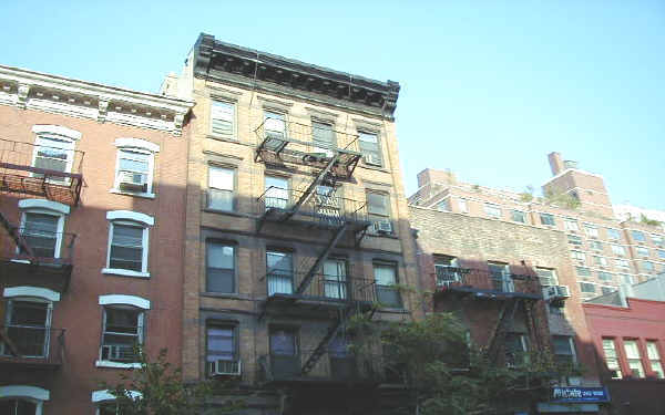 251 W 18th St in New York, NY - Foto de edificio - Building Photo