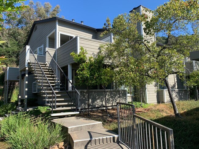 515 Canyon Oaks Dr, Unit E in Oakland, CA - Foto de edificio - Building Photo