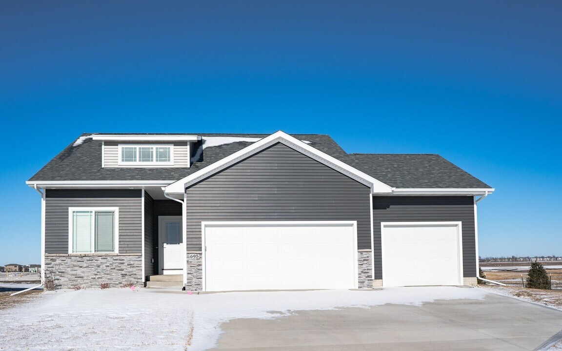 645 SE Tallgrass Ln in Waukee, IA - Building Photo