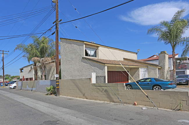 13031 Rockinghorse Rd in Garden Grove, CA - Foto de edificio - Building Photo