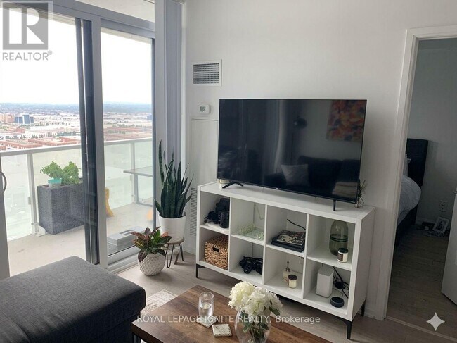 7895 Jane St in Vaughan, ON - Building Photo - Building Photo