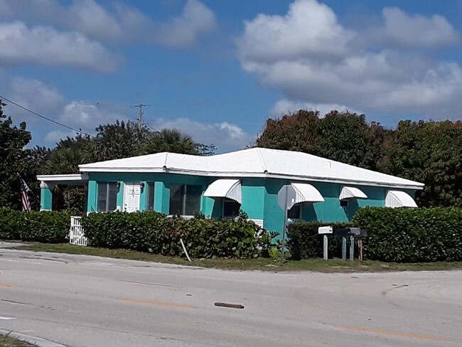 8315 SE Bridge Rd in Hobe Sound, FL - Building Photo - Building Photo