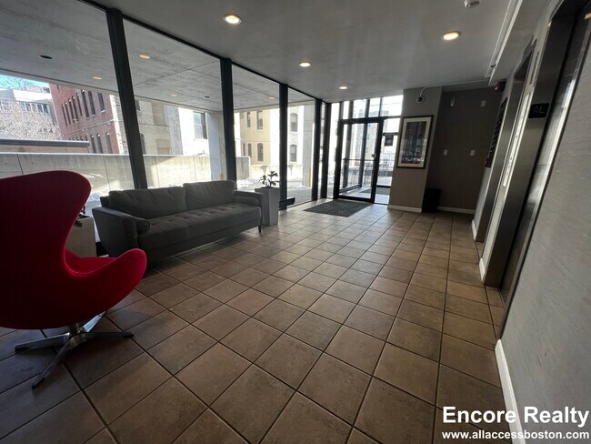 925 Massachusetts Ave, Unit 8b in Cambridge, MA - Building Photo - Building Photo