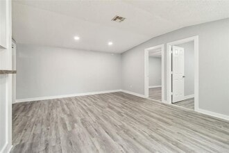 1020 Oasis St in New Braunfels, TX - Building Photo - Building Photo