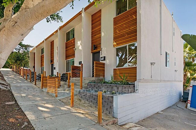 222-230 W J St in Encinitas, CA - Building Photo - Building Photo