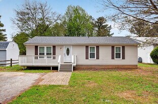 915 Crystal Rock Rd in Lusby, MD - Building Photo