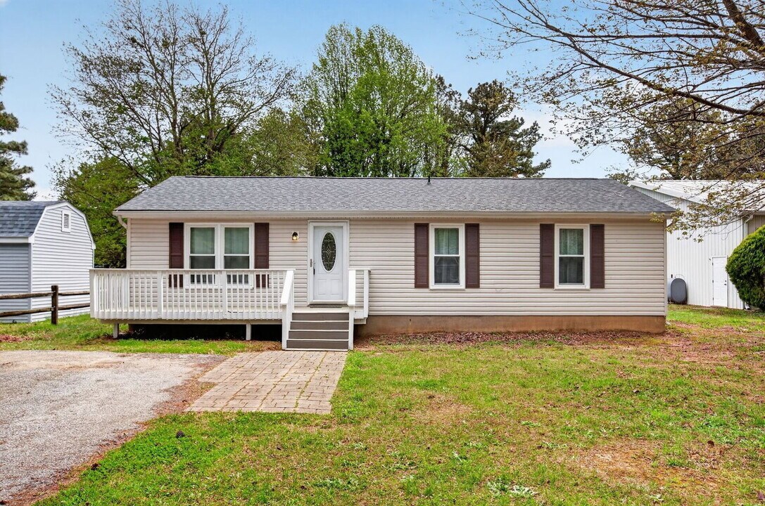 915 Crystal Rock Rd in Lusby, MD - Building Photo