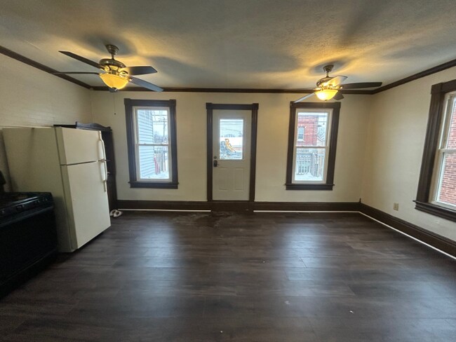 102 S Main St in Harrisville, PA - Building Photo - Building Photo