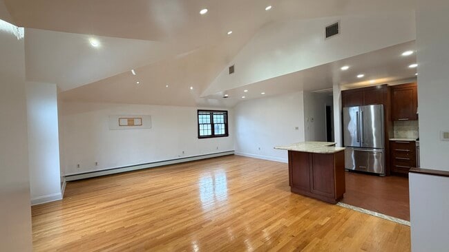 15716 16th Ave in Whitestone, NY - Building Photo - Building Photo