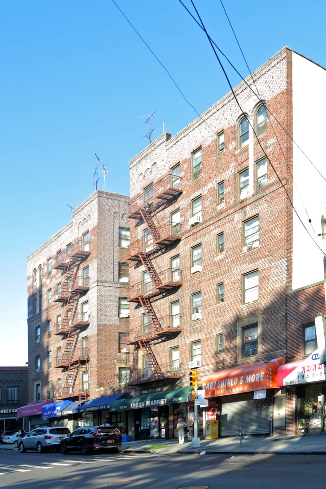 3414-3426 Union St in Flushing, NY - Building Photo - Building Photo