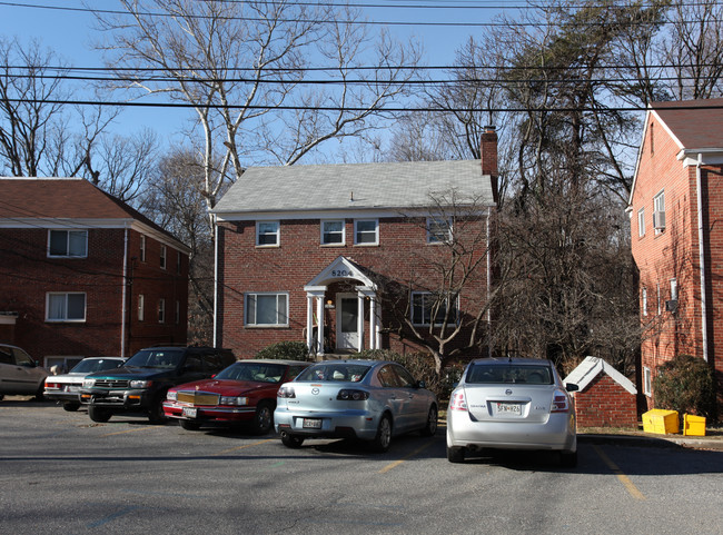 8204 Houston Ct in Takoma Park, MD - Foto de edificio - Building Photo