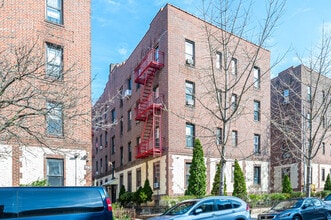 14441 Roosevelt Ave in Flushing, NY - Foto de edificio - Building Photo