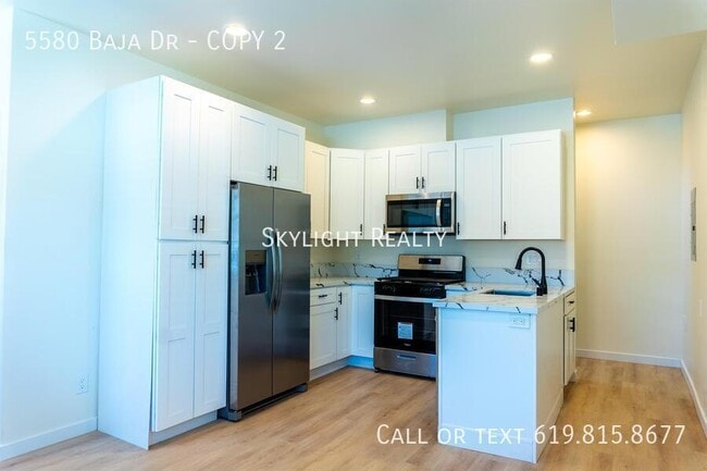 5580 Baja Dr in San Diego, CA - Building Photo - Building Photo