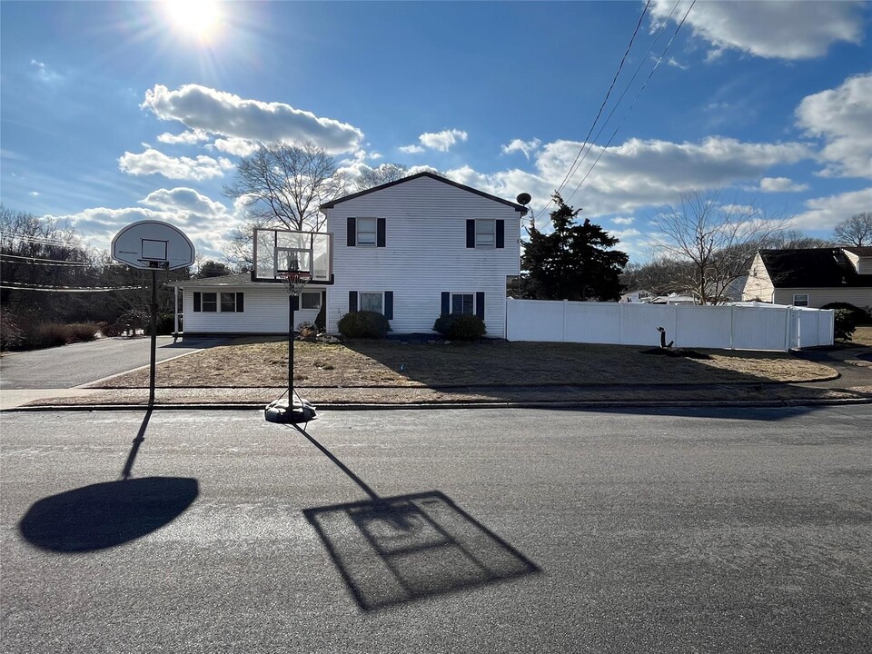 2 Bicycle Ct in Selden, NY - Foto de edificio