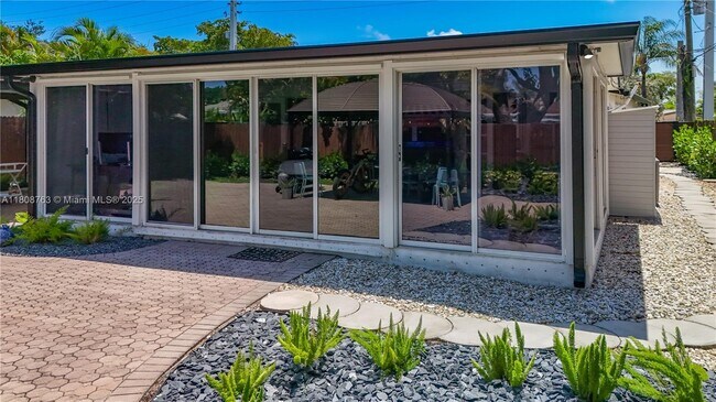 1715 NE 38th St in Oakland Park, FL - Building Photo - Building Photo