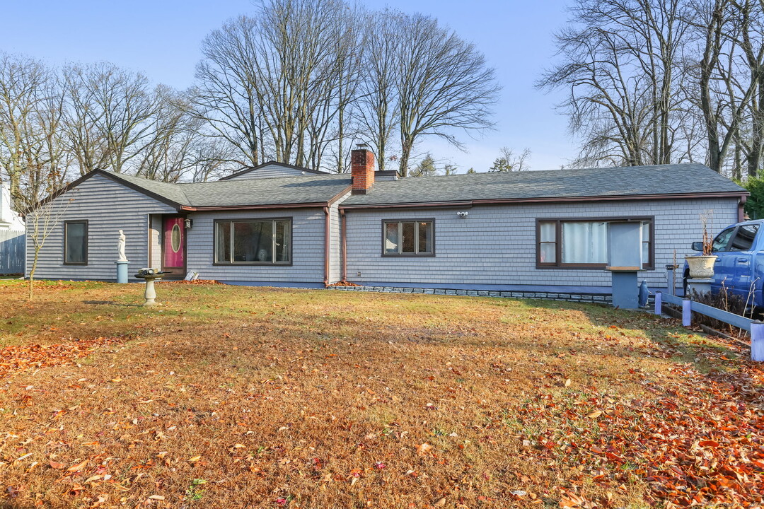 10 Sue Terrace in Westport, CT - Building Photo