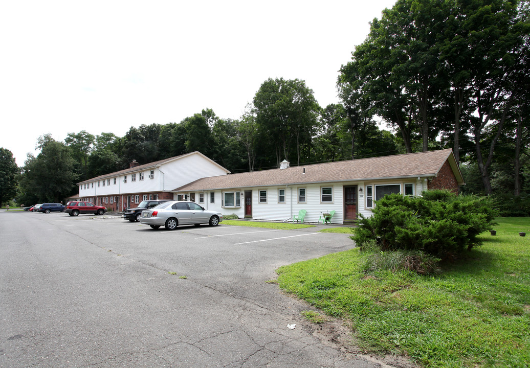 Holly House Apartments in Woodbury, CT - Building Photo