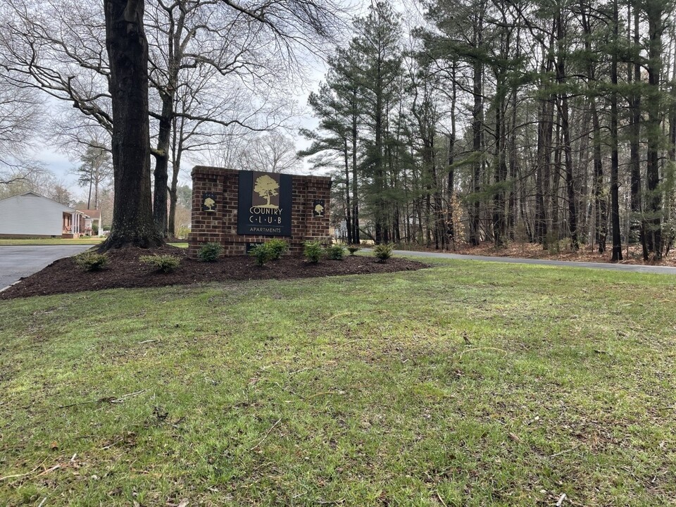 Country Club Apartments in Williamsburg, VA - Foto de edificio