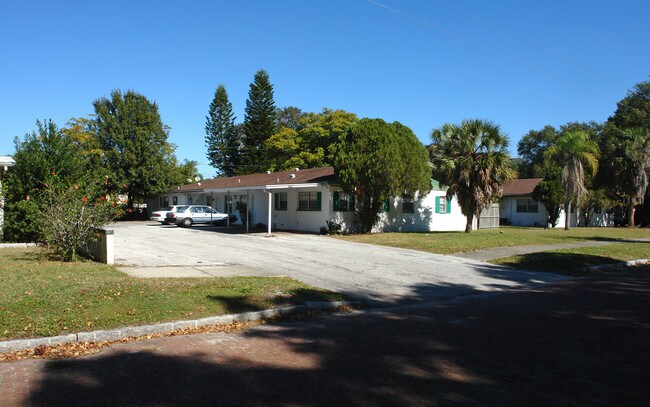 4021 Dartmouth Ave N in St. Petersburg, FL - Foto de edificio - Building Photo