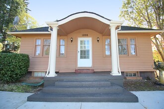 1206 Monroe St in Oregon City, OR - Building Photo - Building Photo