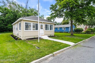 509 Monmouth Ave in Ocean Gate, NJ - Foto de edificio - Building Photo
