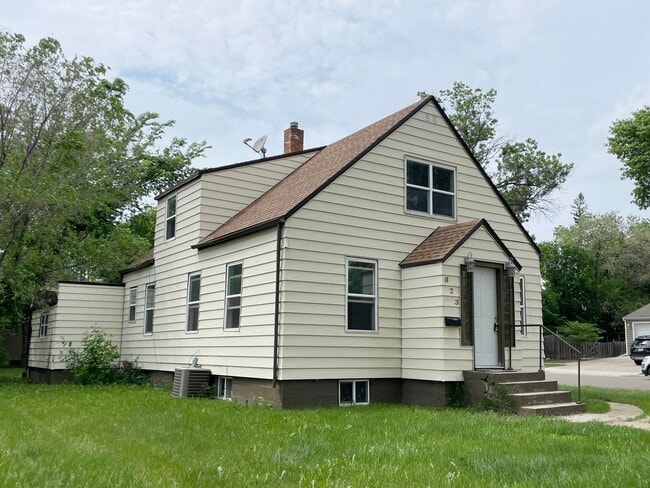 623 11th St NW in Minot, ND - Building Photo - Building Photo