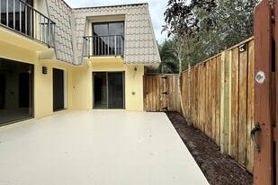 1700 Embassy Dr in West Palm Beach, FL - Building Photo