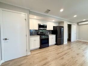 40 Eastlake Ave in Pacifica, CA - Building Photo - Building Photo