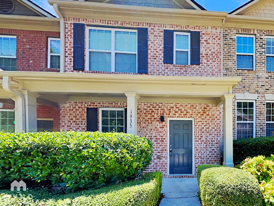 1935 Bayrose Cir in East Point, GA - Building Photo