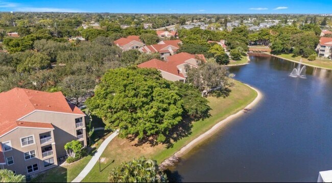 1760 Palm Cove Blvd, Unit Verano in Delray Beach, FL - Foto de edificio - Building Photo