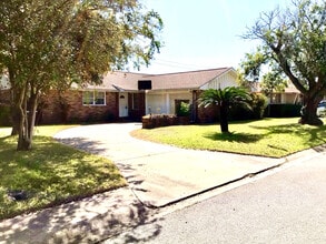 6609 Golf Crest Dr in Galveston, TX - Building Photo - Building Photo